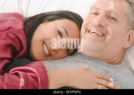 Moyen-âge couple in love de détente sur leur lit. À l'intérieur Banque D'Images