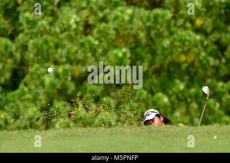 Danau, UKM Bangi - 11 février : Grace Chin Jun Li joue son bunker sur le 1er trou lors de la ronde finale du Championnat Junior à Danau DJC Banque D'Images