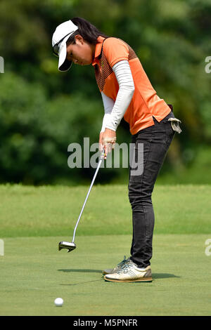 Danau, UKM Bangi - 11 février : Grace Chin Jun Li putts sur le 1er trou lors de la ronde finale du Championnat Junior à Danau Danau Golf Club Banque D'Images