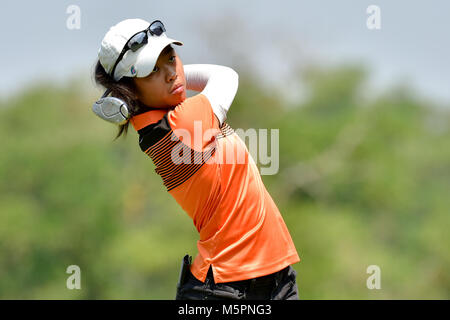 Danau, UKM Bangi - 11 février : Grace Chin Jun Li prend son coup de départ sur le deuxième trou lors de la ronde finale du Championnat Junior à Danau Danau Golf Banque D'Images