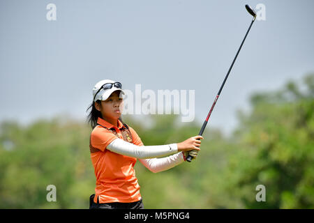 Danau, UKM Bangi - 11 février : Grace Chin Jun Li voit son coup de départ sur le deuxième trou lors de la ronde finale du Championnat Junior à Danau DJC Banque D'Images