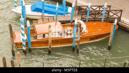 Classique en bois bateau amarré dans un canal de Venise Banque D'Images