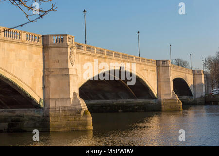 Vue sur Chiswick Bridge, sur la Tamise, Londres, UK Banque D'Images