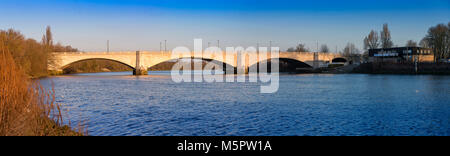 Panorama de Chiswick Bridge, sur la Tamise, Londres, UK Banque D'Images