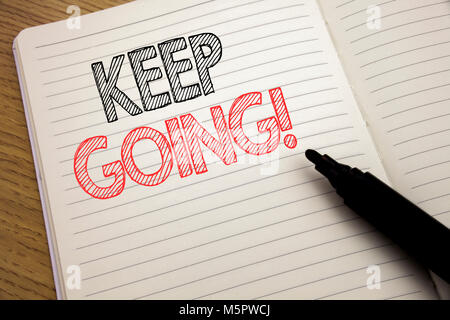 Texte d'annonce d'écriture montrant Continuer. Concept d'affaires pour aller de l'avant en laissant écrit sur ordinateur portable avec l'espace sur fond livre wit Banque D'Images