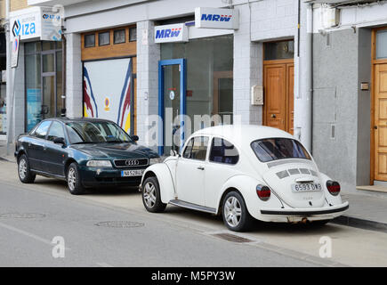 Vintage et modernes de voitures stationnées dans la rue Banque D'Images