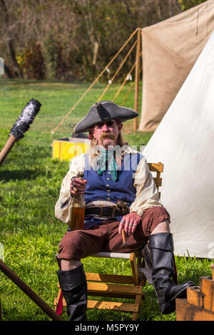 Un corsaire boire du rhum à partir d'un flacon à la révolution américaine en reconstitution Huntington Beach Californie USA Banque D'Images