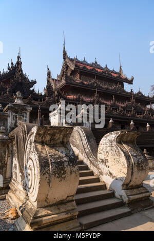 Monastère Shwenandaw (également connu sous le nom de Monastère de Golden Palace) est un monastère bouddhiste historique à Mandalay, Myanmar (Birmanie), construit de teck. Banque D'Images