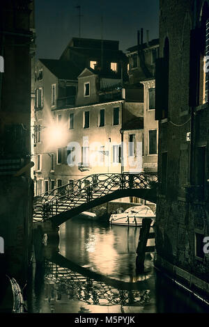 Un petit pont à Venise. Nuit Banque D'Images