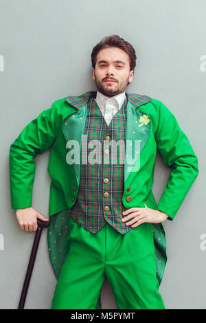 Jeune homme vu de dessus en costume lutin saint Patrick holding stick Banque D'Images