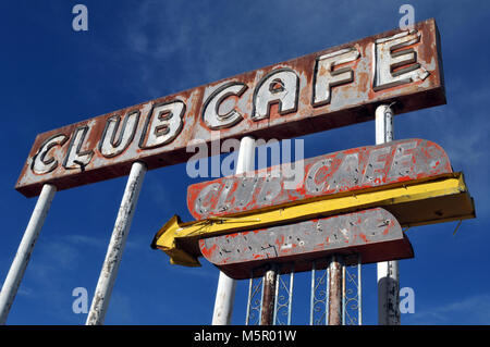 S'est évanoui à signer pour l'ancien Club Cafe Restaurant à la route 66 ville de Santa Rosa, Nouveau Mexique se dresse contre un ciel bleu. Banque D'Images