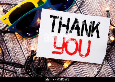 L'écriture de texte montrant Merci. Concept d'affaires de gratitude Merci écrit sur le vieux bois fond de bois avec des lunettes Banque D'Images