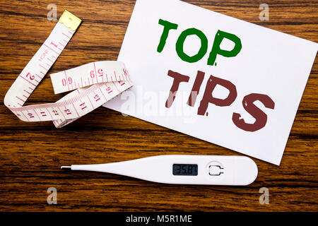 La légende de texte écrit conceptuel montrant les meilleurs conseils. Concept d'affaires pour un bon conseil conseils écrits sur papier sticky note de fond bois. Un compteur Banque D'Images