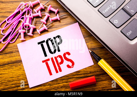 Texte manuscrit montrant les meilleurs conseils. Concept d'affaires pour un bon conseil conseils écrits sur papier post-it rose sur fond de bois à côté du clavier. W Banque D'Images