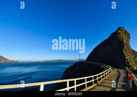 Une journée ensoleillée offre une vue claire de la Golden Gate Bridge et SF du Marin Headlands, la destination favorite des touristes et des habitants. Banque D'Images