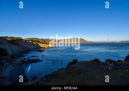 Une journée ensoleillée offre une vue claire de la Golden Gate Bridge et SF du Marin Headlands, la destination favorite des touristes et des habitants. Banque D'Images