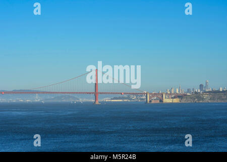 Une journée ensoleillée offre une vue claire de la Golden Gate Bridge et SF du Marin Headlands, la destination favorite des touristes et des habitants. Banque D'Images