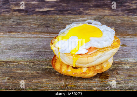 Rouleau de petit-déjeuner avec du bacon, saucisses et œufs frits sandwich avec les œufs. Banque D'Images