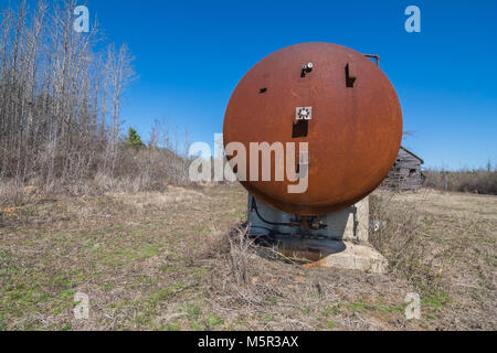 1000 un gallon, rouillés, le gaz propane réservoir. Banque D'Images