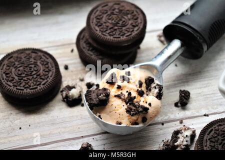 La crème glacée avec des biscuits Oreo Banque D'Images