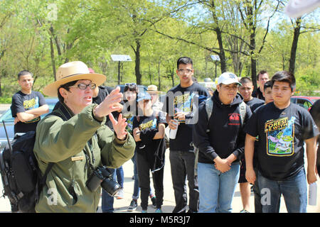 IMG . Ranger Kim Swift accueille des élèves de l'Académie militaire de Phoenix à Indiana Dunes NL. Banque D'Images