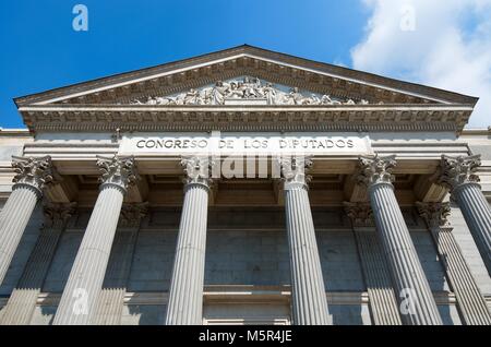 Vue de la façade principale du parlement espagnol, Congreso de los Diputados, Madrid, Espagne. Banque D'Images