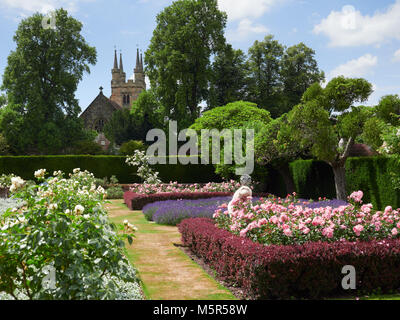 Les jardins de fleurs lors de l'historique des motifs médiévaux et des bâtiments de Penhurst Place. Banque D'Images