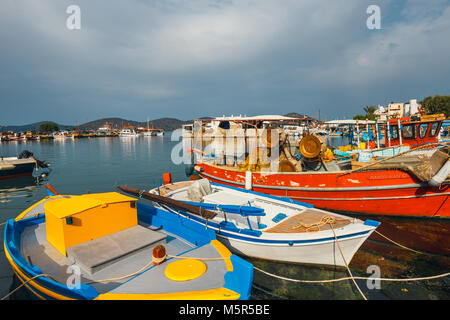 Elounda, Crète, Juin 07, 2017 : les navires et bateaux de pêche dans les harobor d'Elounda. Banque D'Images