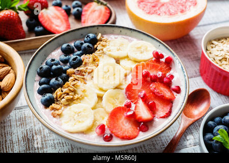 Smoothie Acai bowl avec banane, fraise, bleuet et granola. Concept de style de vie sain, les régimes, la perte de poids Banque D'Images