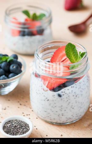 Petit-déjeuner ou une collation saine Semences Chia Pudding avec des fruits frais. Vue rapprochée, selective focus Banque D'Images