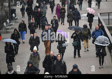 Les banlieusards de marcher dans la neige à Londres comme certaines parties du Royaume-Uni sont mis à se sentir plus froide que le cercle polaire en gel continuer dans la semaine à venir. Banque D'Images
