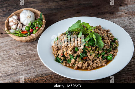 Porc épicé au basilic et asiatique ingrédient dans l'alimentation de rue de style thaï. Banque D'Images