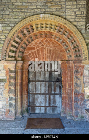 L'arch et pierres entourant la porte d'entrée sud de St Marys Church in Huish Episcopi, près de Langport à Somerset Banque D'Images