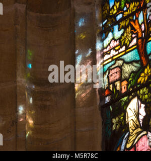 Vitraux et leurs réflexions sur les murs de pierre de St Marys church à Huish, England, UK. Episcopi près de Langport à Somerset Banque D'Images