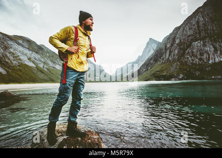 L'homme marchant sur la plage Horseid backpacker en Norvège vie Voyage aventure concept wanderlust piscine vacances d'été nature sauvage Banque D'Images