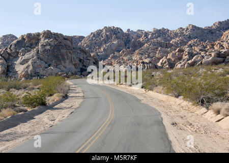 Route de Indian Cove Campground, Twentynine Palms, CA . Indian Cove Campground se trouve au milieu de l'immense rocher abrupt, formations dont le parc national Joshua Tree est connue. En raison de sa proximité de nombreuses voies d'escalade de roche, c'est un emplacement de camping pour les grimpeurs. Indian Cove est l'un des deux seuls terrains de camping dans le parc qui peuvent être réservés pendant la saison d'hiver ; il est ouvert sur une base du premier arrivé, premier servi du 1er juin au 29 septembre. Les voyageurs qui aiment chaud, hivers secs affluent à Joshua Tree, d'octobre à mai, avec des températures entre 70 et 90 degrés au cours de vol stationnaire le Banque D'Images