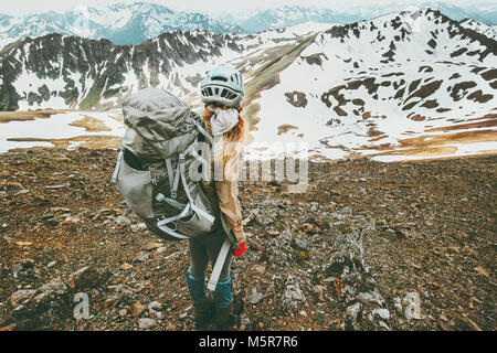 Traveler Femme avec sac à dos en randonnée dans les montagnes de vie de voyage adventure concept vacances actives sport escalade extérieur gear Banque D'Images