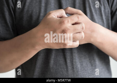 L'éraflure d'armes itchy problème de santé Santé et médecine Banque D'Images