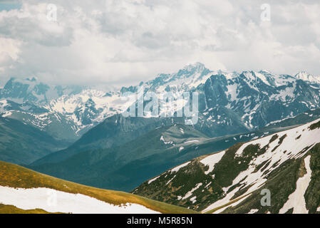 Paysage de montagne Vue aérienne des sommets enneigés et les nuages paysage nature sauvage Voyage Banque D'Images