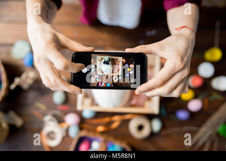 Top View close up of méconnaissable woman taking photo de Pâques mis en place via le téléphone mobile, copy space Banque D'Images