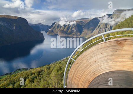 Vue de la de l'Aurlandsfjord vue Stegastein, Sogn og Fjordane, en Norvège. Banque D'Images