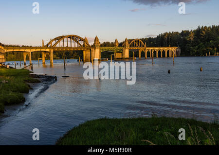 Rivière Siuslaw pont de Florence nous transporte de l'Oregon 101 de l'autre côté de la rivière Siuslaw Banque D'Images