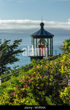 Le phare de Cape Meares a ouvert ses portes en 1890 et a servi jusqu'en 1963 quand il a été retiré et remplacé par un nouveau système automatisé de tour. Le site est maintenant administré par le Service des parcs d'état de l'Oregon. Banque D'Images