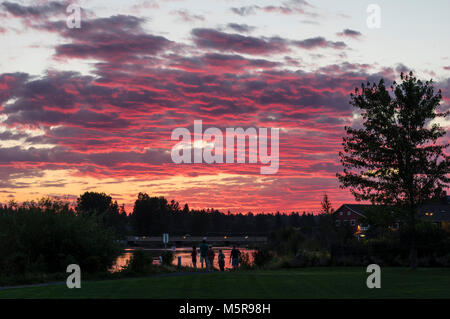 Néon brillant à l'Deshutes avec ciel coucher de rivière. Bend, Oregon Banque D'Images