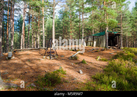 Un petit côté ouvert, cabane de chasse avec bonfire place, dans Naturstien, Evje, la Norvège. Meilleur endroit pour les chasseurs. Banque D'Images