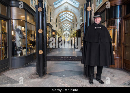 Un portier caped à Burlington Arcade, au centre de Londres Banque D'Images