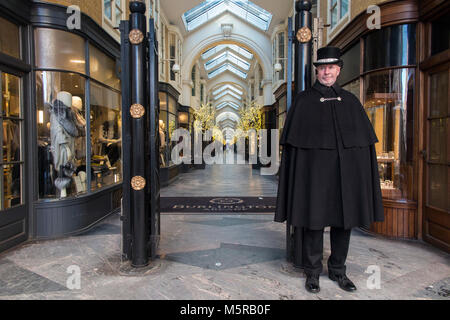 Un portier caped à Burlington Arcade, au centre de Londres Banque D'Images