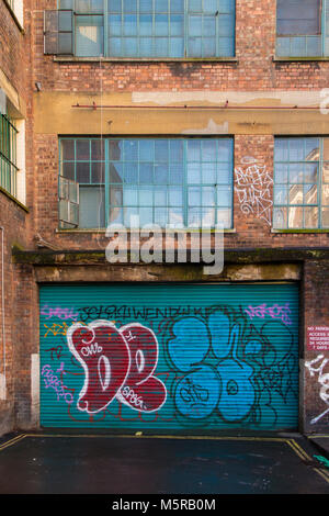 Un vieux bâtiment de l'entrepôt à Soho, décoré de graffiti et vandalisme Banque D'Images