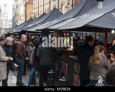 Les vendeurs de rue vendant de la nourriture pour le personnel du bureau local et de shopping à Soho Banque D'Images