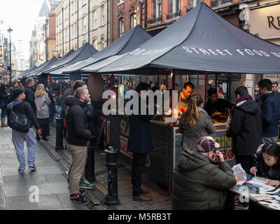 Les vendeurs de rue vendant de la nourriture pour le personnel du bureau local et de shopping à Soho Banque D'Images